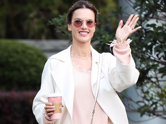 Sao the gioi goi y cach dien vay len sanh dieu ngay lanh hinh anh