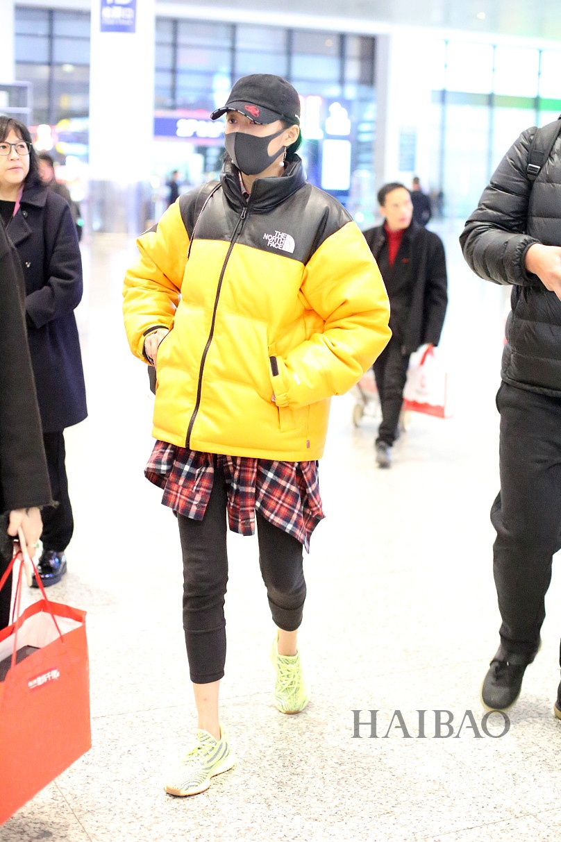 Sao Hoa ngu mac ao khoac phao anh 9