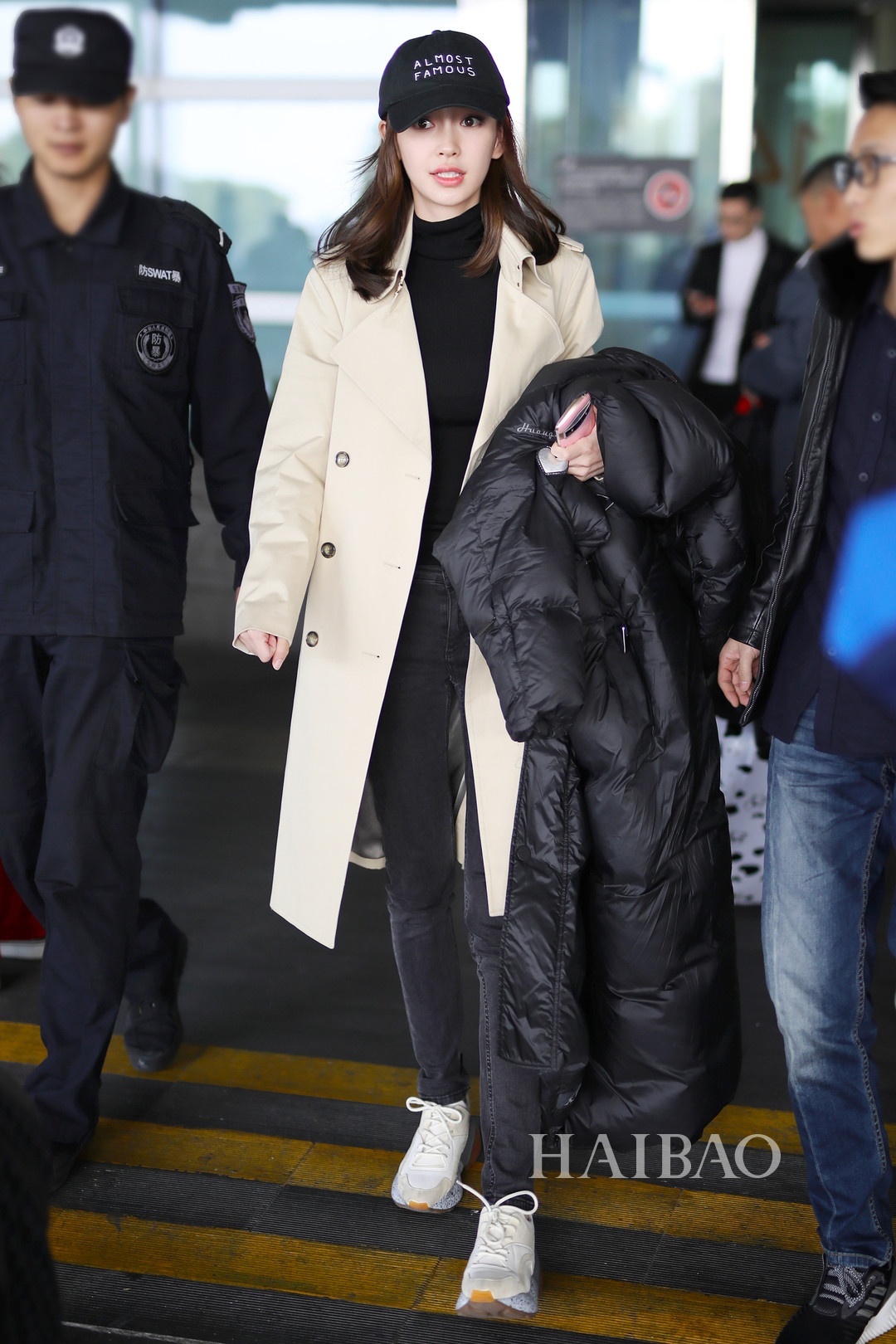 Sao Hoa ngu mac ao khoac phao anh 2