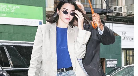 Sao ngoai chon that lung mix kem trang phuc the nao? hinh anh