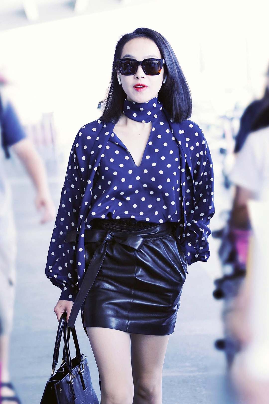 Sao Hoa ngữ gợi ý phối đồ với khăn quàng ảnh 9 Sao Hoa ngu goi y phoi do voi khan quang anh 9