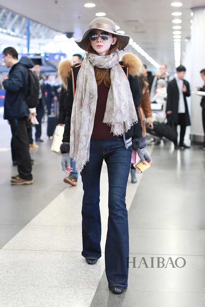 Sao Hoa ngữ gợi ý phối đồ với khăn quàng ảnh 2 Sao Hoa ngu goi y phoi do voi khan quang anh 2