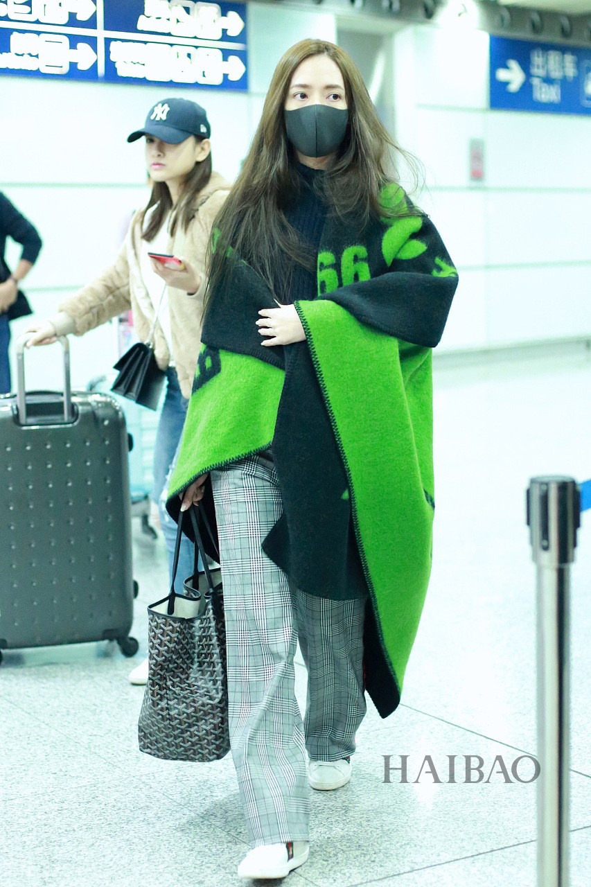 Sao Hoa ngữ gợi ý phối đồ với khăn quàng ảnh 5 Sao Hoa ngu goi y phoi do voi khan quang anh 5