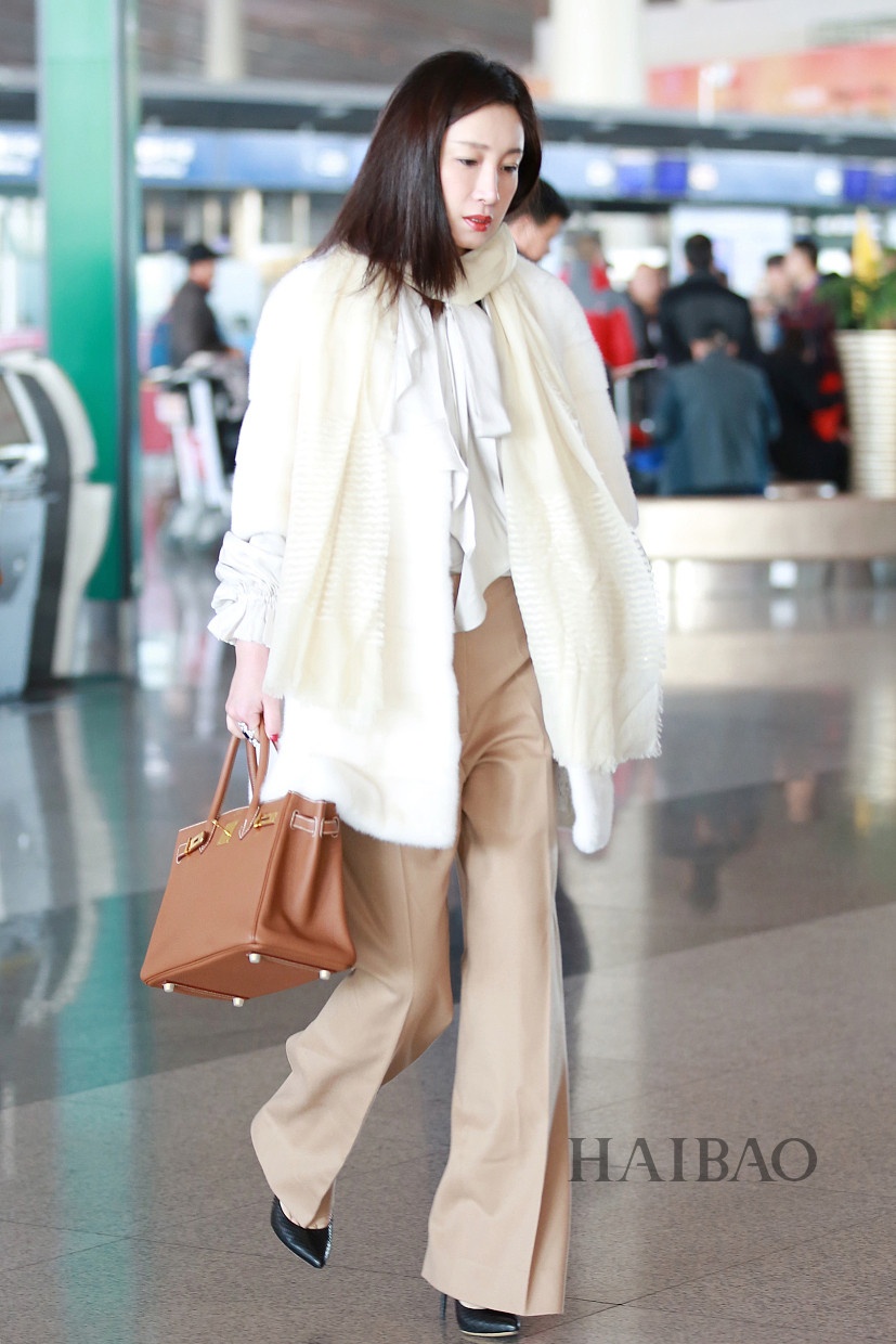 Sao Hoa ngữ gợi ý phối đồ với khăn quàng ảnh 6 Sao Hoa ngu goi y phoi do voi khan quang anh 6