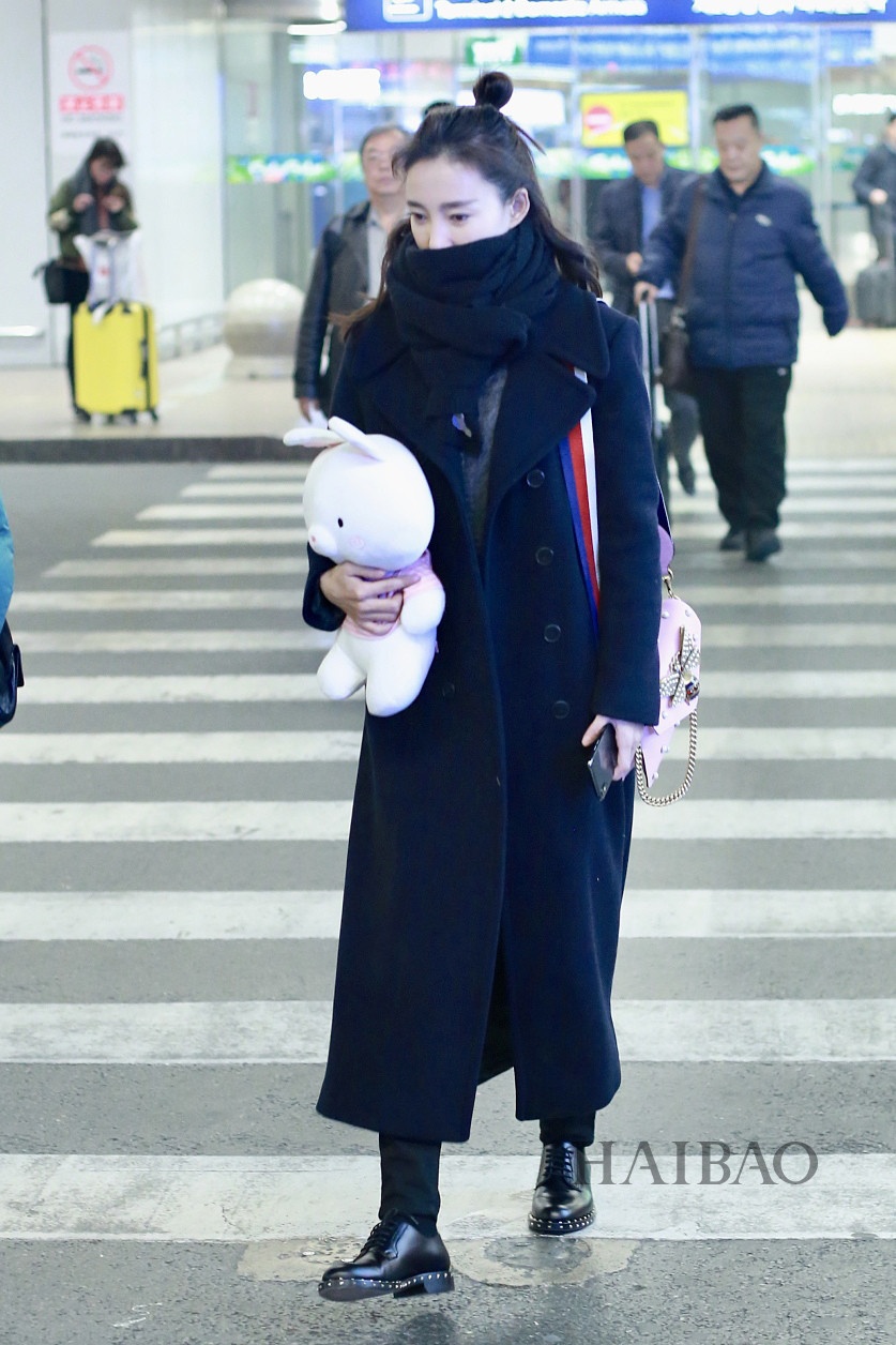 Sao Hoa ngữ gợi ý phối đồ với khăn quàng ảnh 7 Sao Hoa ngu goi y phoi do voi khan quang anh 7