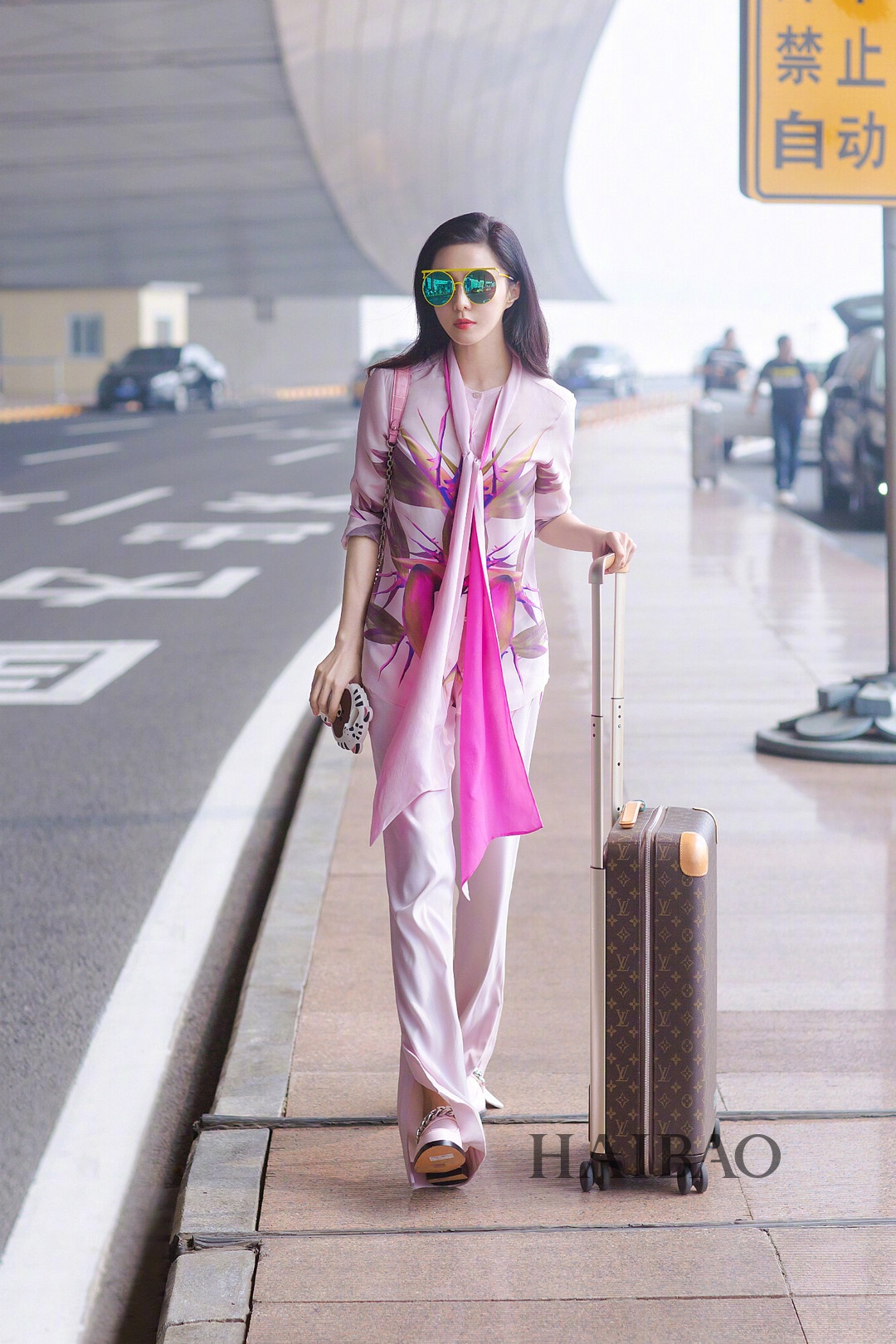 Sao Hoa ngữ gợi ý phối đồ với khăn quàng ảnh 8 Sao Hoa ngu goi y phoi do voi khan quang anh 8