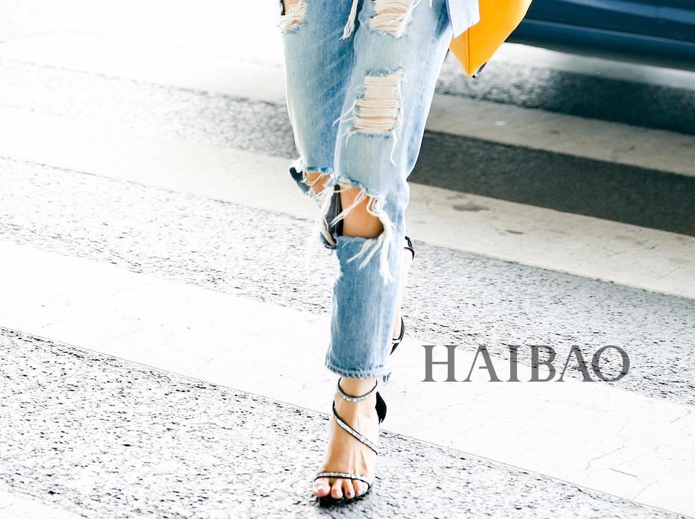 Muon kieu dien jeans rach cua sao Hoa ngu hinh anh