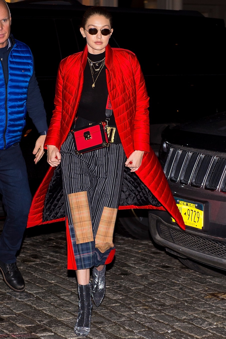 Gigi Hadid mac ao khoac phao anh 1