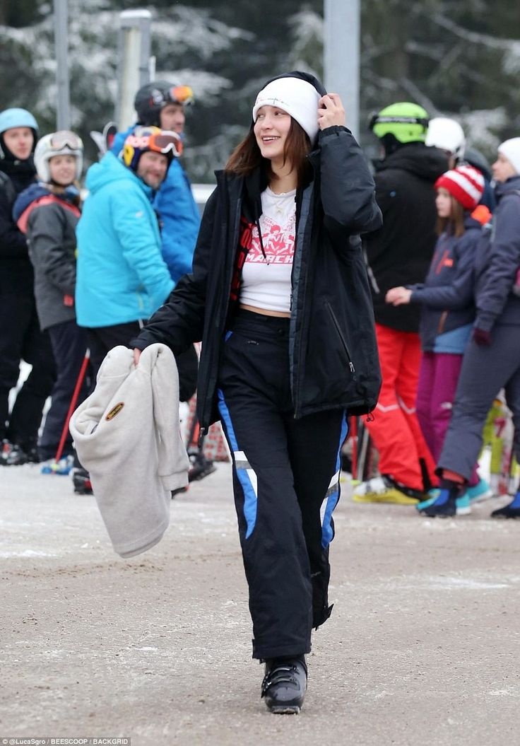 Gigi Hadid mac ao khoac phao anh 11