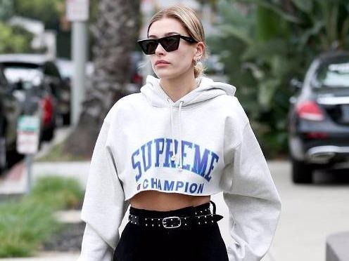 Cach dien crop top dai tay ca tinh nhu Kaia Gerber, Emily Ratajkowski hinh anh