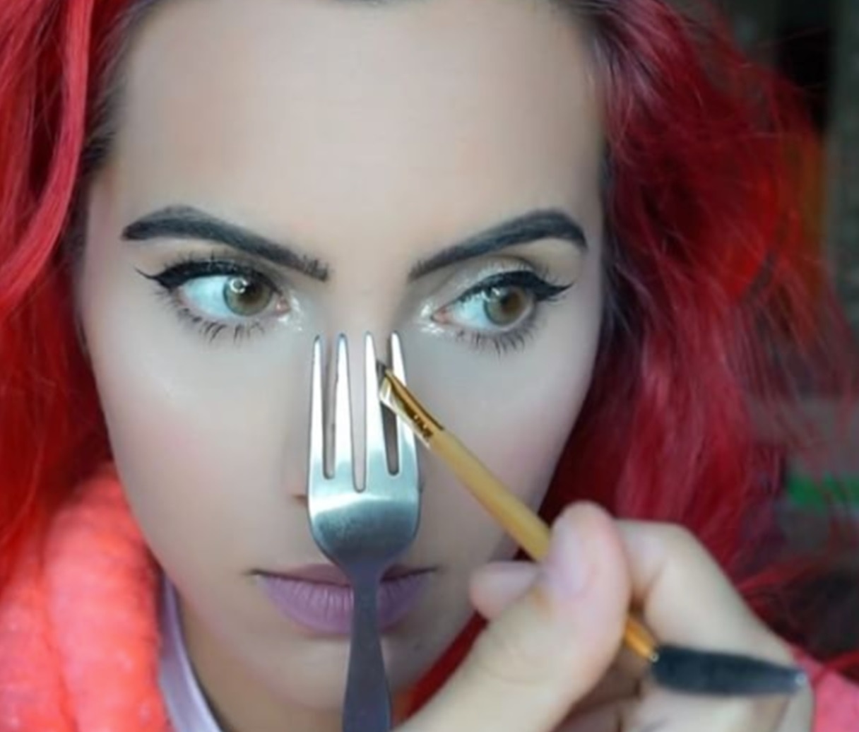 Trung ga luoc, bao cao su co the thanh dung cu trang diem hinh anh