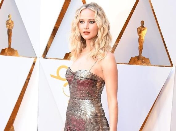 Thoi trang quyen ru cua Jennifer Lawrence tren tham do hinh anh