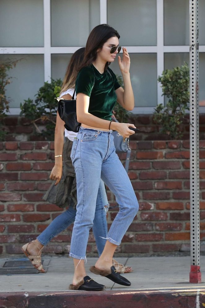 Kendall Jenner chuong giay mules anh 10