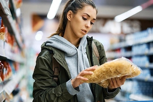 Sinh vien Anh thieu tien an hoc, giay hong khong dam mua doi moi hinh anh