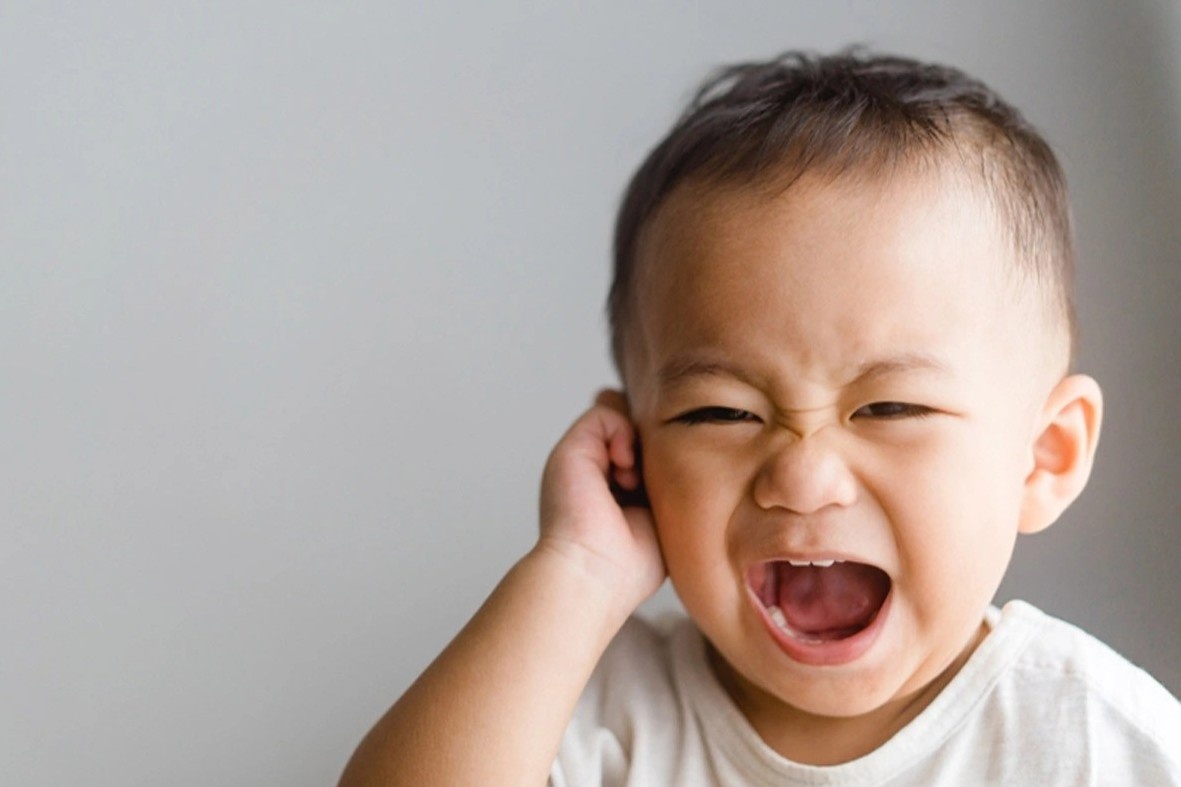 Viem tai giua - benh pho bien o tre nho vao mua thu dong hinh anh