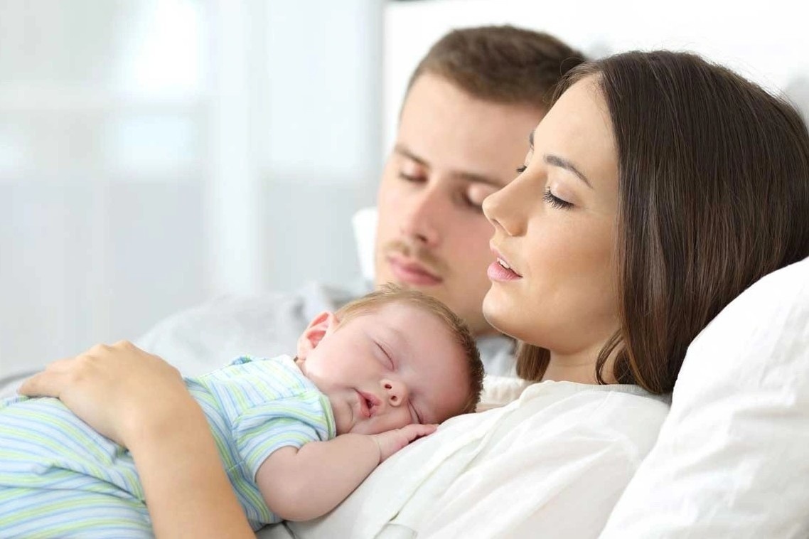 6 cach giup cha me dam bao giac ngu khi cham con nho hinh anh