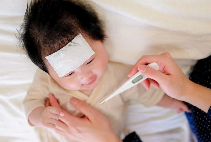 Dieu cha me can lam khi con sot hinh anh