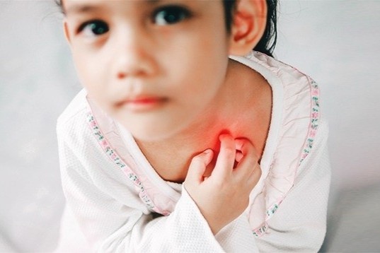 Trieu chung, cach xu ly khi tre bi nhot hinh anh