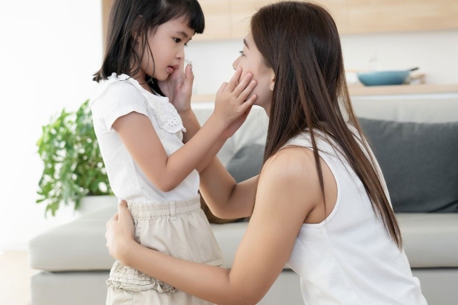 6 dieu can lam de tre khong ton thuong tinh than khi bo me ly hon hinh anh