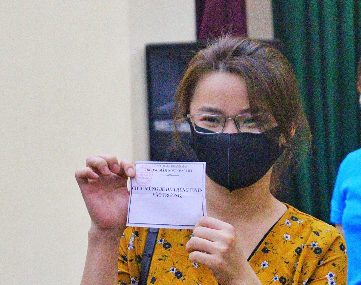 Phu huynh can nao boc tham gianh suat vao truong cong cho con 3 tuoi hinh anh