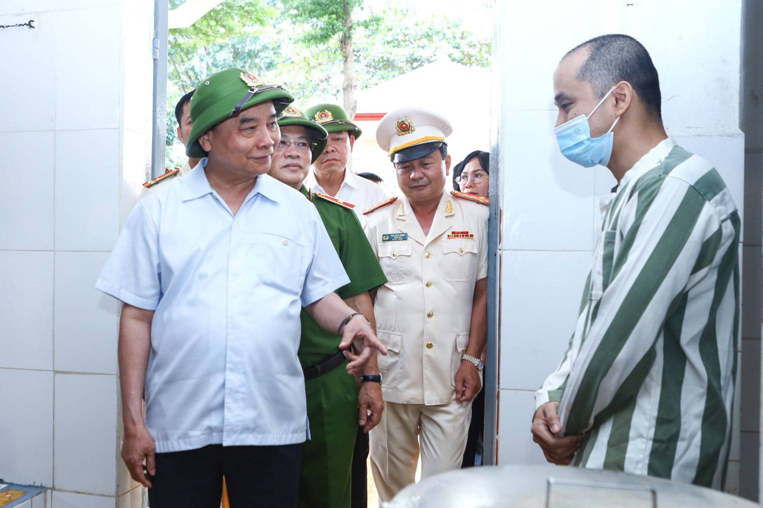 Chu tich nuoc an giam an tu hinh cho 10 bi an hinh anh