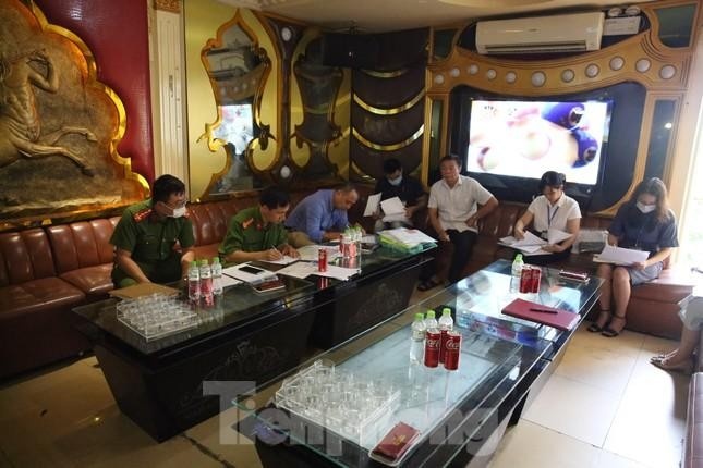 chay quan karaoke anh 2