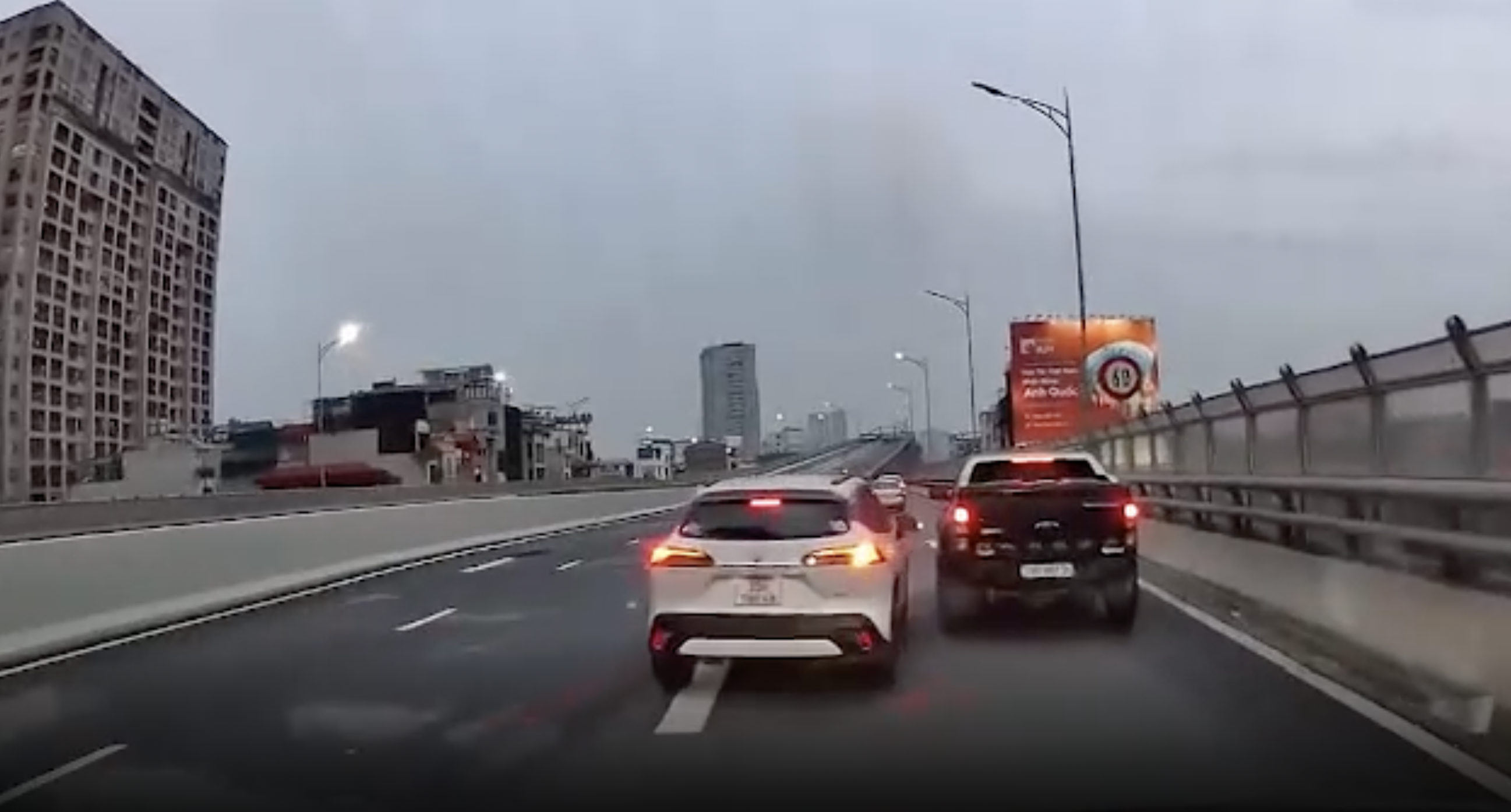 Dung xe chan ngang duong, tai xe bi phat 2,5 trieu dong hinh anh