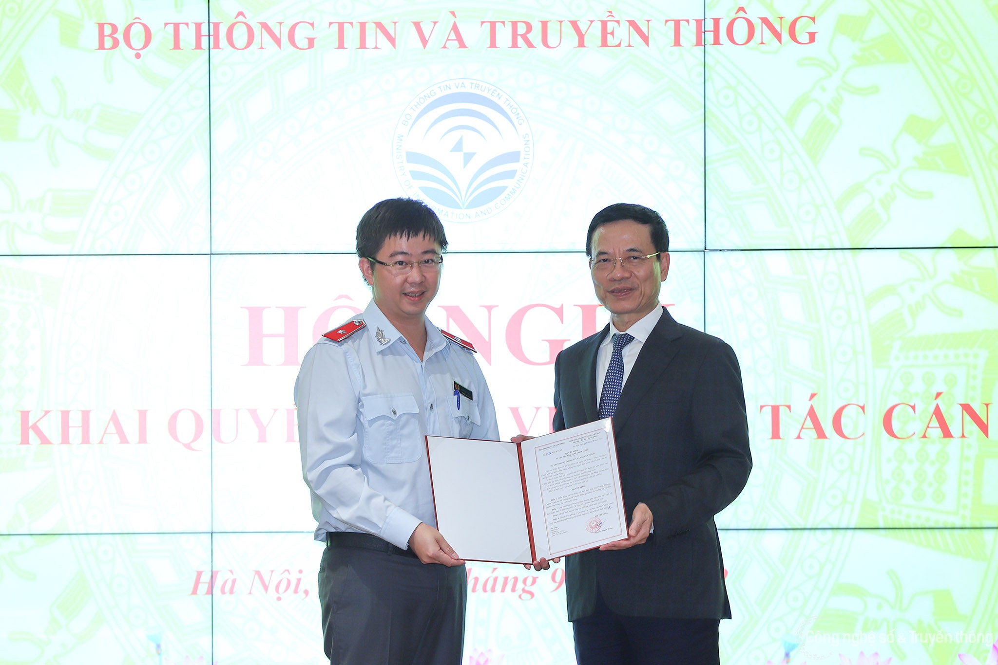 dieu dong can bo anh 2