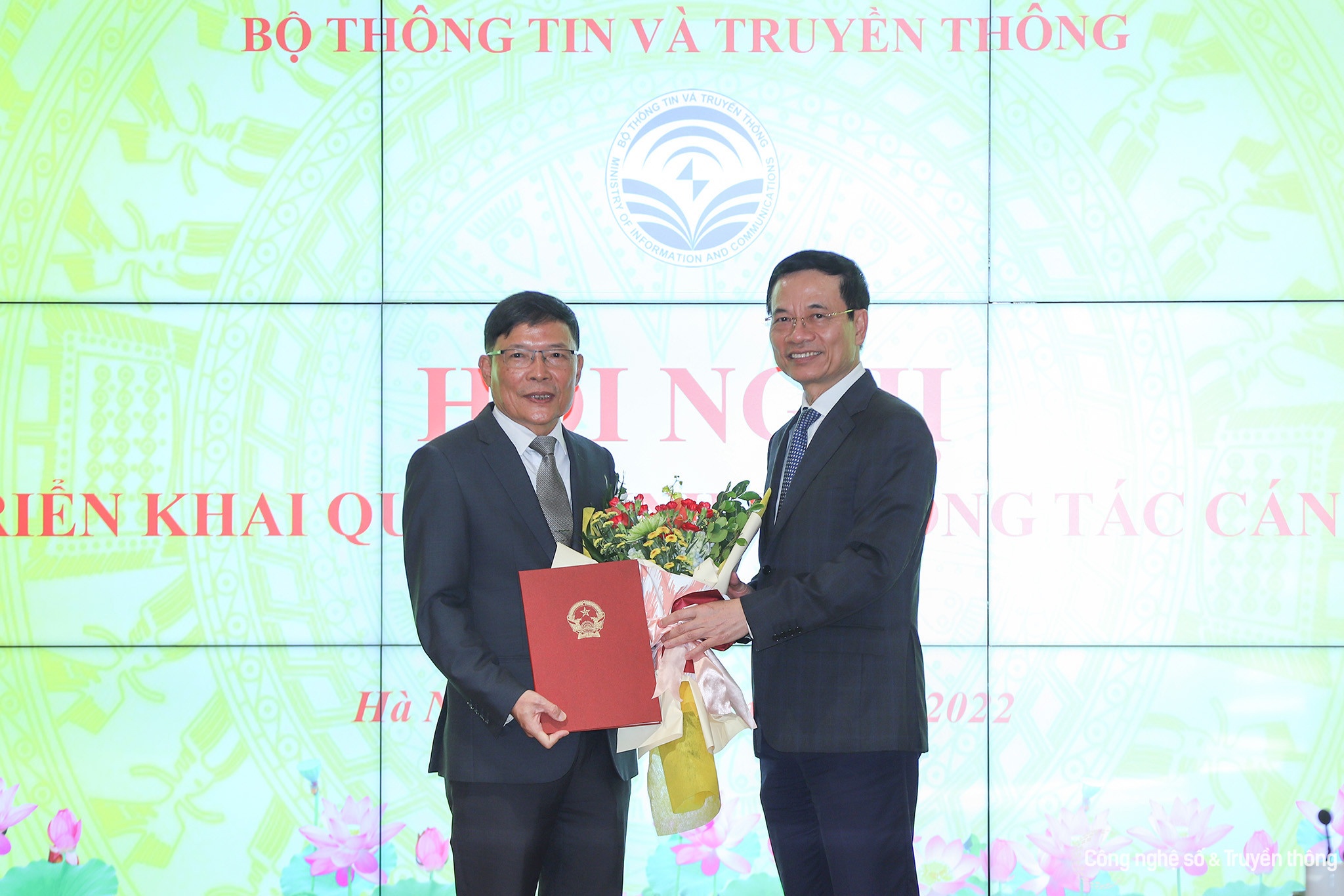 dieu dong can bo anh 8