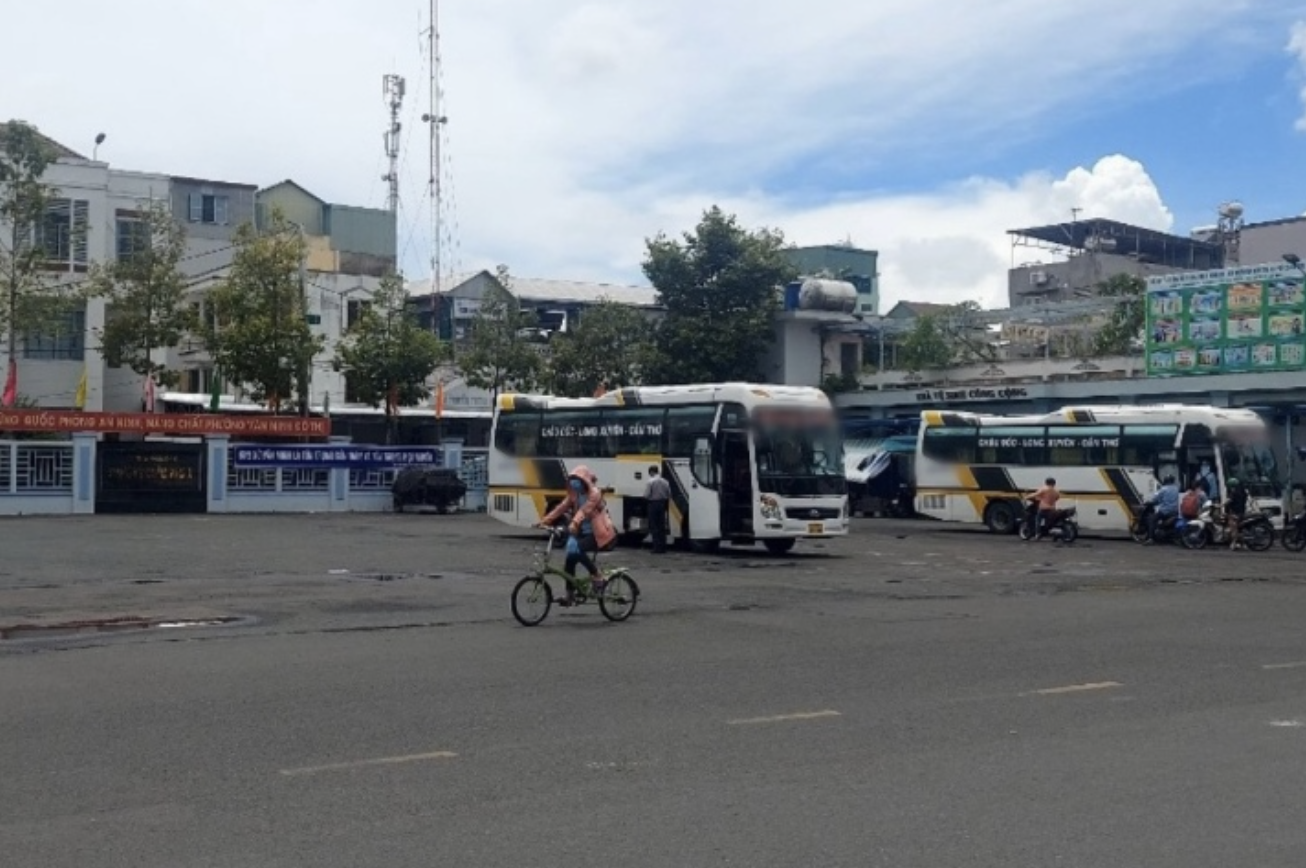 Xe khach hoat dong sai quy dinh, thanh tra giao thong An Giang keu kho hinh anh