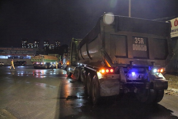 Kiem tra loat xe qua tai o Ha Noi, tai xe goi dien giai cuu hinh anh