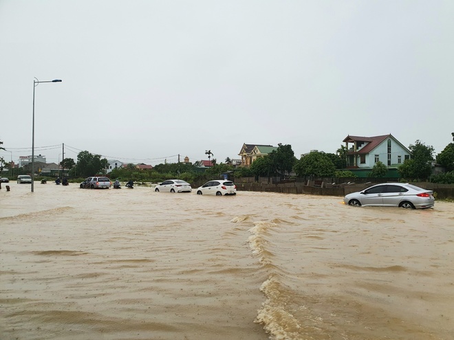Tim kiem nguoi bi cuon troi khi bang qua duong ngap o Dong Nai hinh anh