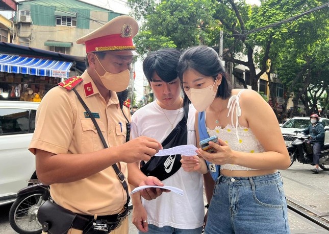 CSGT phat to roi tren 'pho ca phe duong tau' canh bao du khach hinh anh