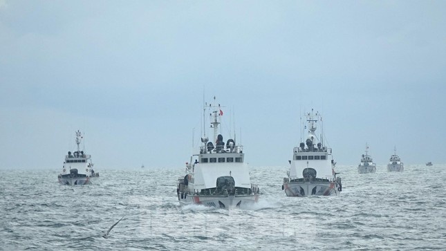 Canh sat thao luyen ban dan that, chong cuop tren bien Tay Nam hinh anh