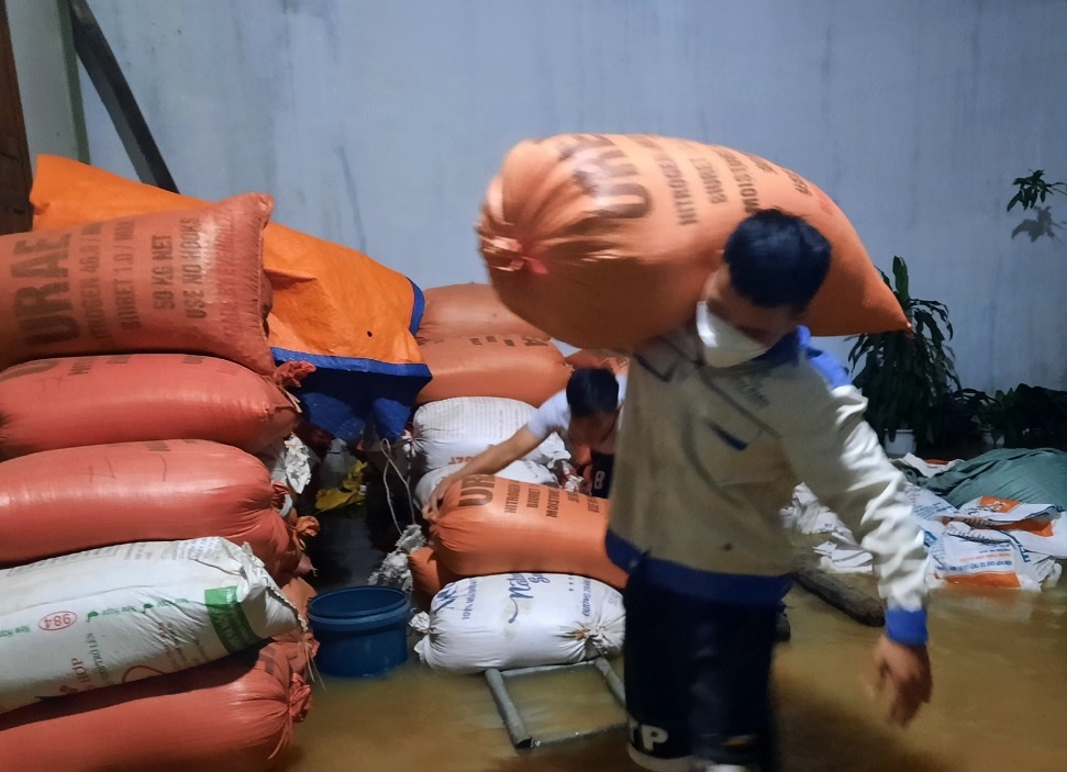 Nguoi Nghe An giua lu: 'Tan hoang roi' hinh anh