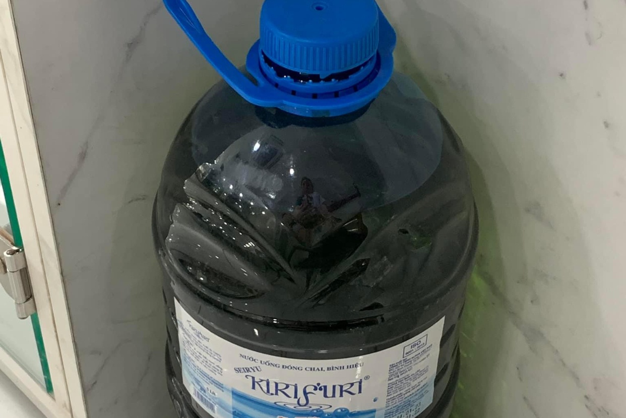 Bac si tai mat khi benh nhan tang can xang 10 lit hinh anh