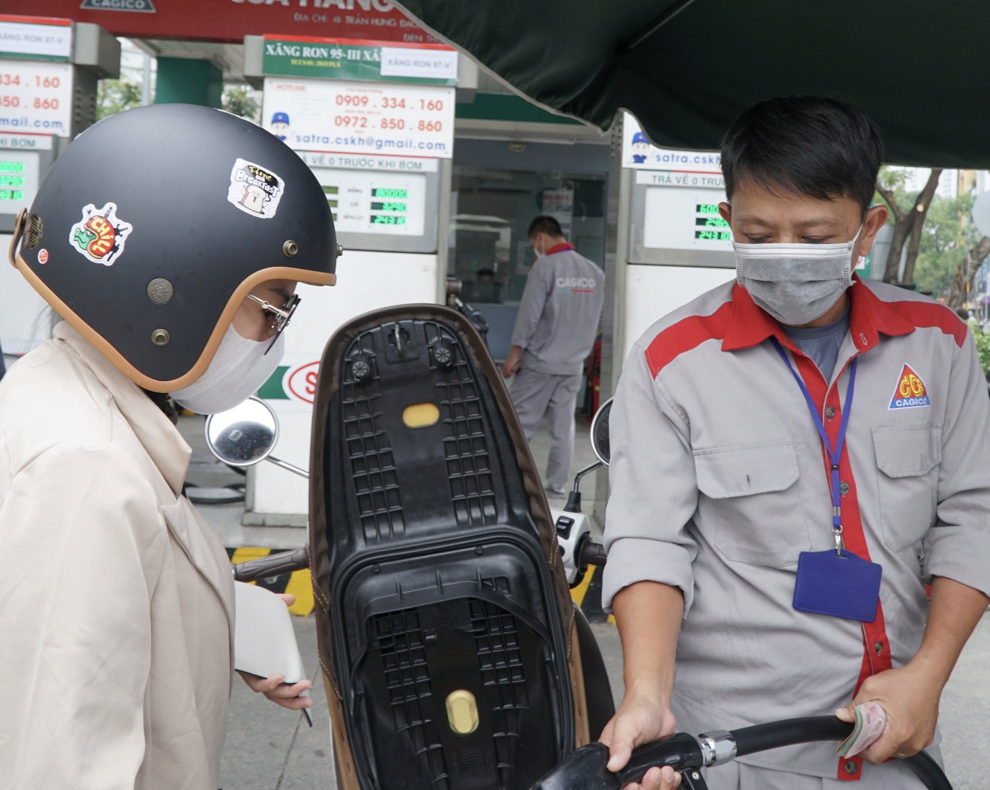 Nguoi dan TP.HCM ngac nhien khi thay cay xang thua khach hinh anh