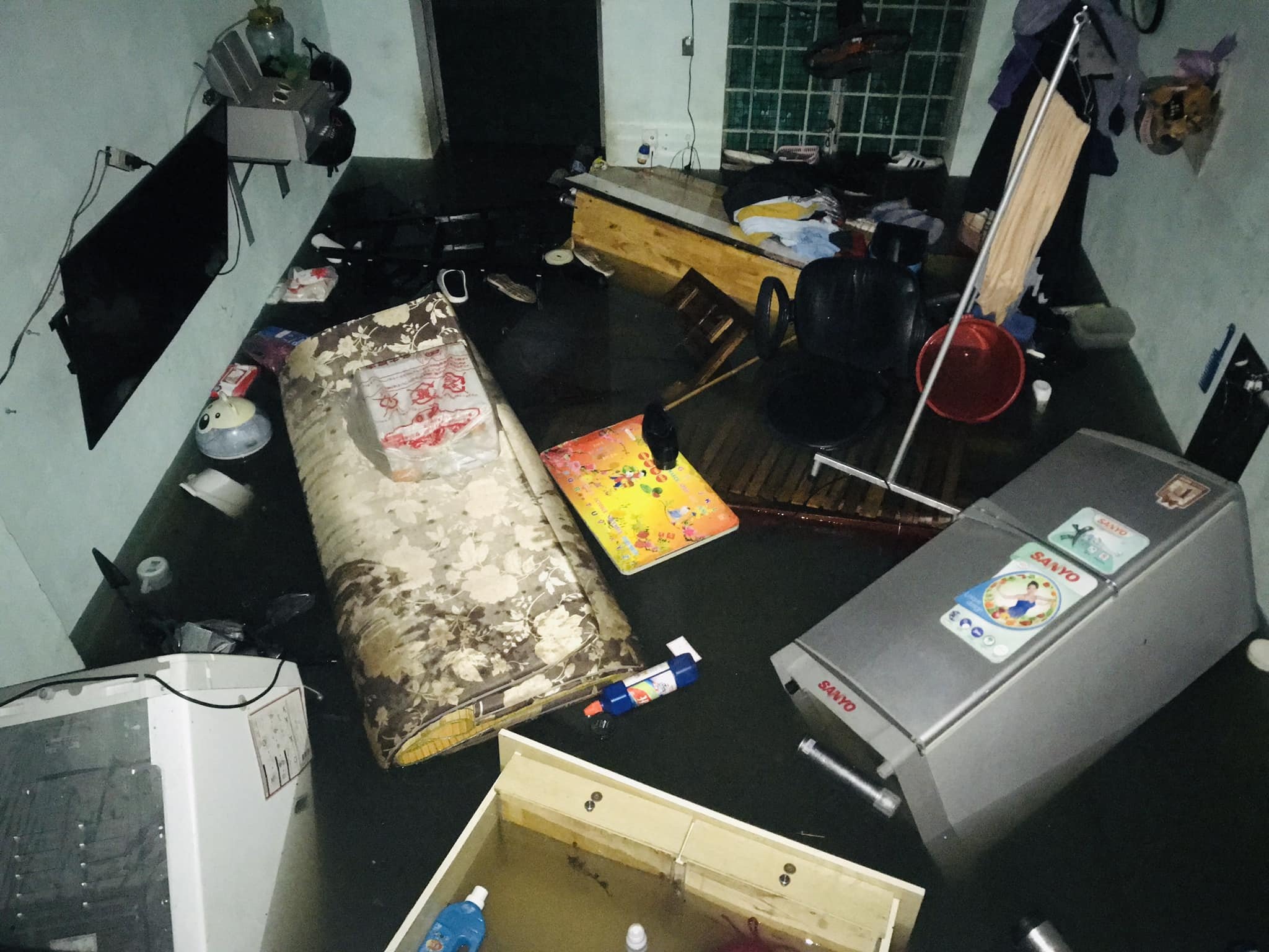 Nguoi Da Nang cau cuu giua dem khi nuoc ngap sau, nha mat dien hinh anh