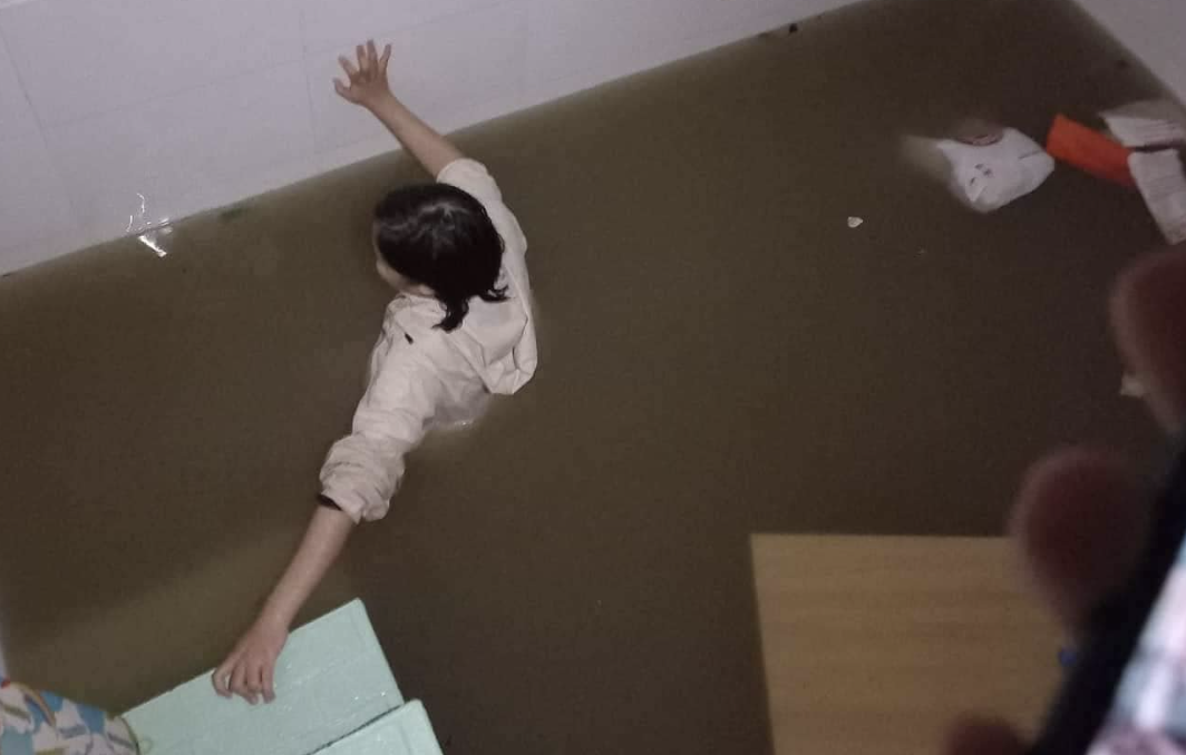 Dua nguoi la ve nha o nho trong tran mua lich su hinh anh