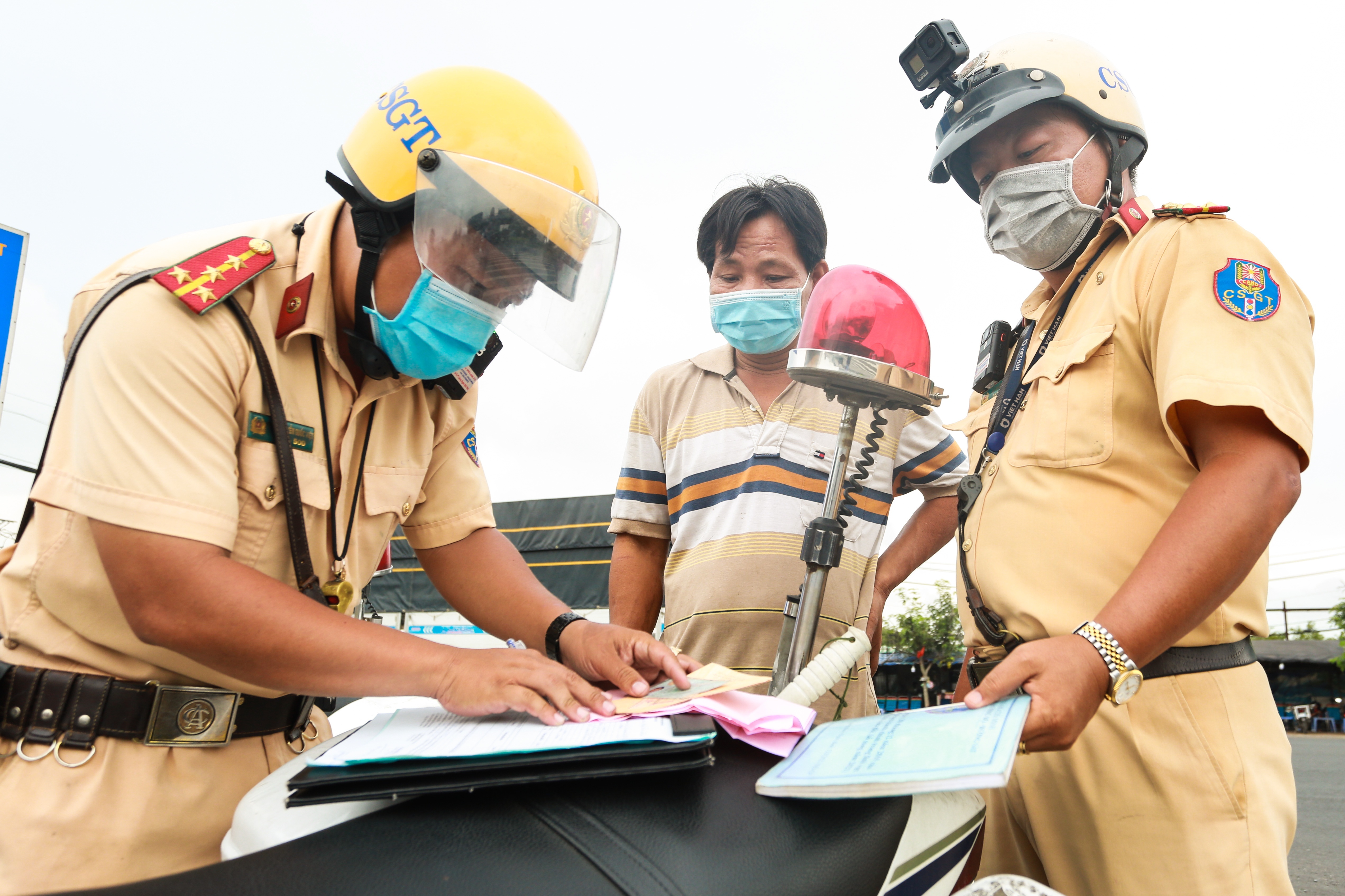 TP.HCM, Ha Noi dan dau xu phat tai xe vi pham nong do con hinh anh