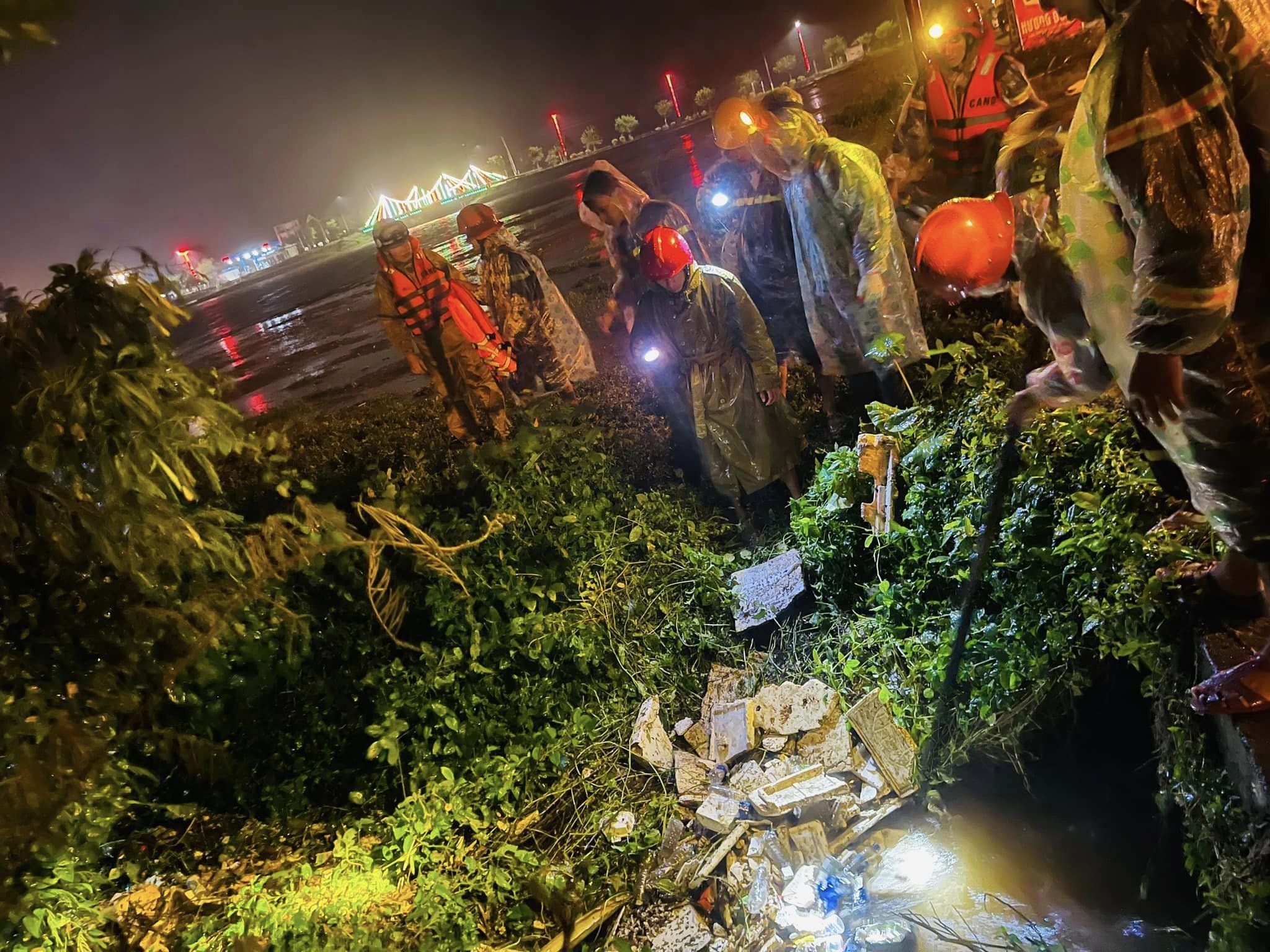 Gap rut tim nguoi mat tich trong dem, phat hien tin bao sai su that hinh anh