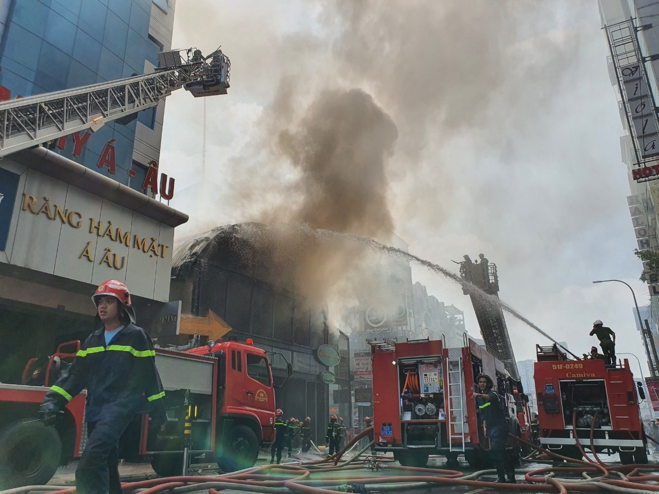 Chay lon tai quan bar canh cho Ben Thanh hinh anh