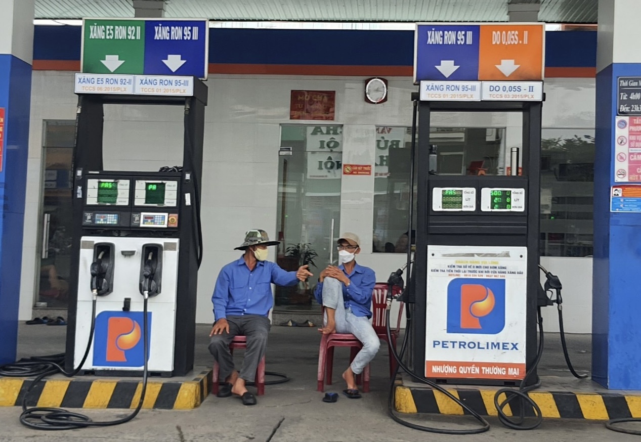 Mo cop xe, nguoi dan TP.HCM nhan cai xua tay 'het xang' hinh anh