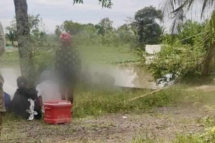 3 thanh nien bam lay nhau, cung chet chim giua dong nuoc hinh anh