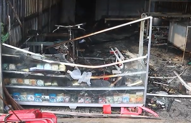 Chay lon trong dem o Ca Mau, 4 can nha bi thieu rui hinh anh