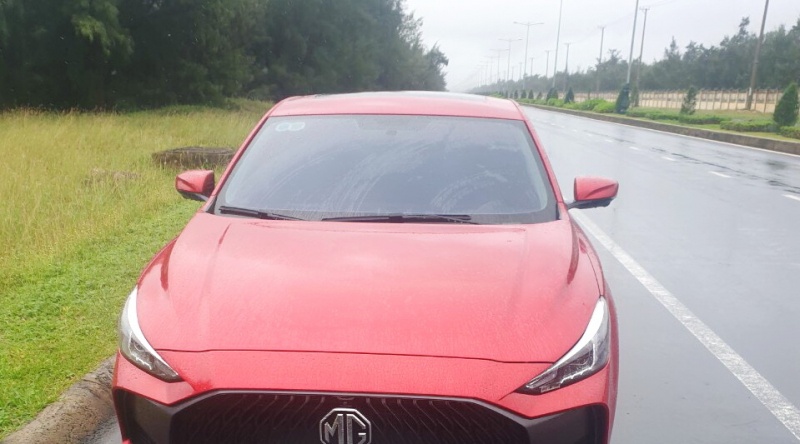 Nguoi phu nu de lai oto tren duong roi xuong bien tu tu hinh anh