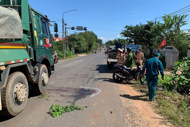 Trich xuat camera tim xe tai can nat tay nguoi dan ong sau va cham hinh anh