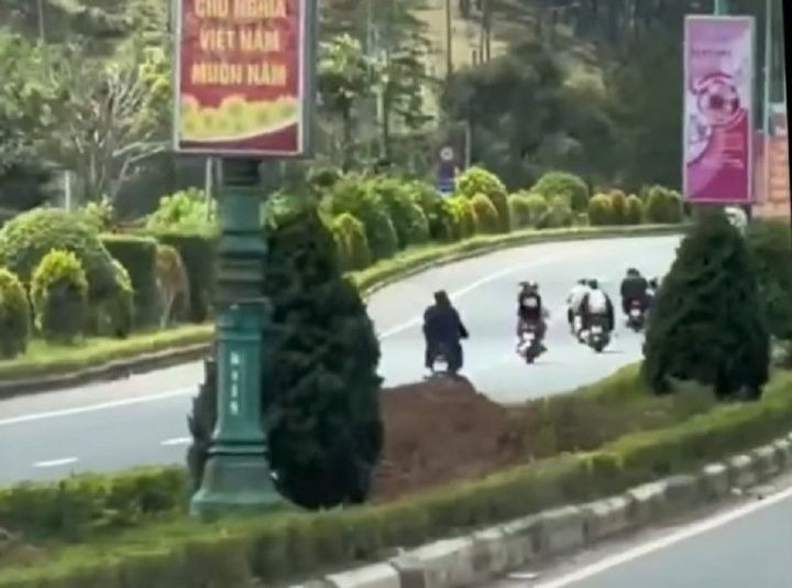 Doan xe may noi duoi nhau chay nguoc chieu tren cao toc hinh anh