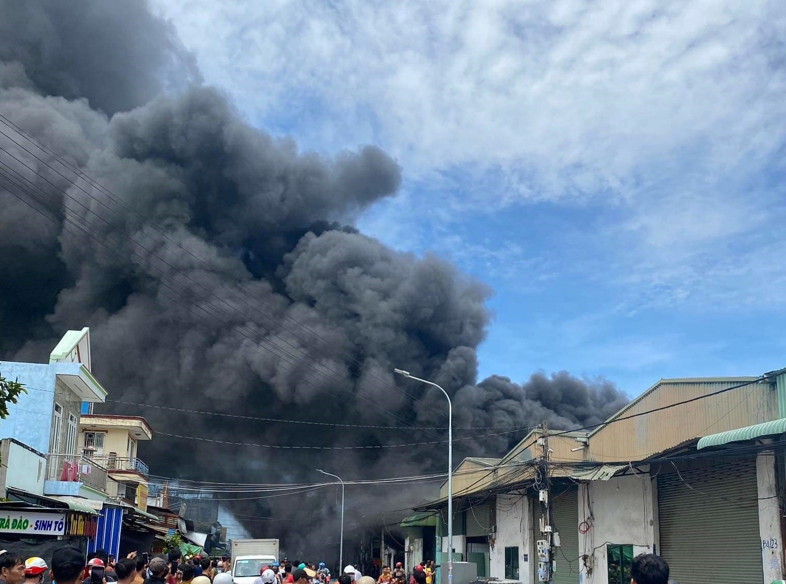 Khoi den cuon cuon bao trum khu dong dan o Binh Duong hinh anh