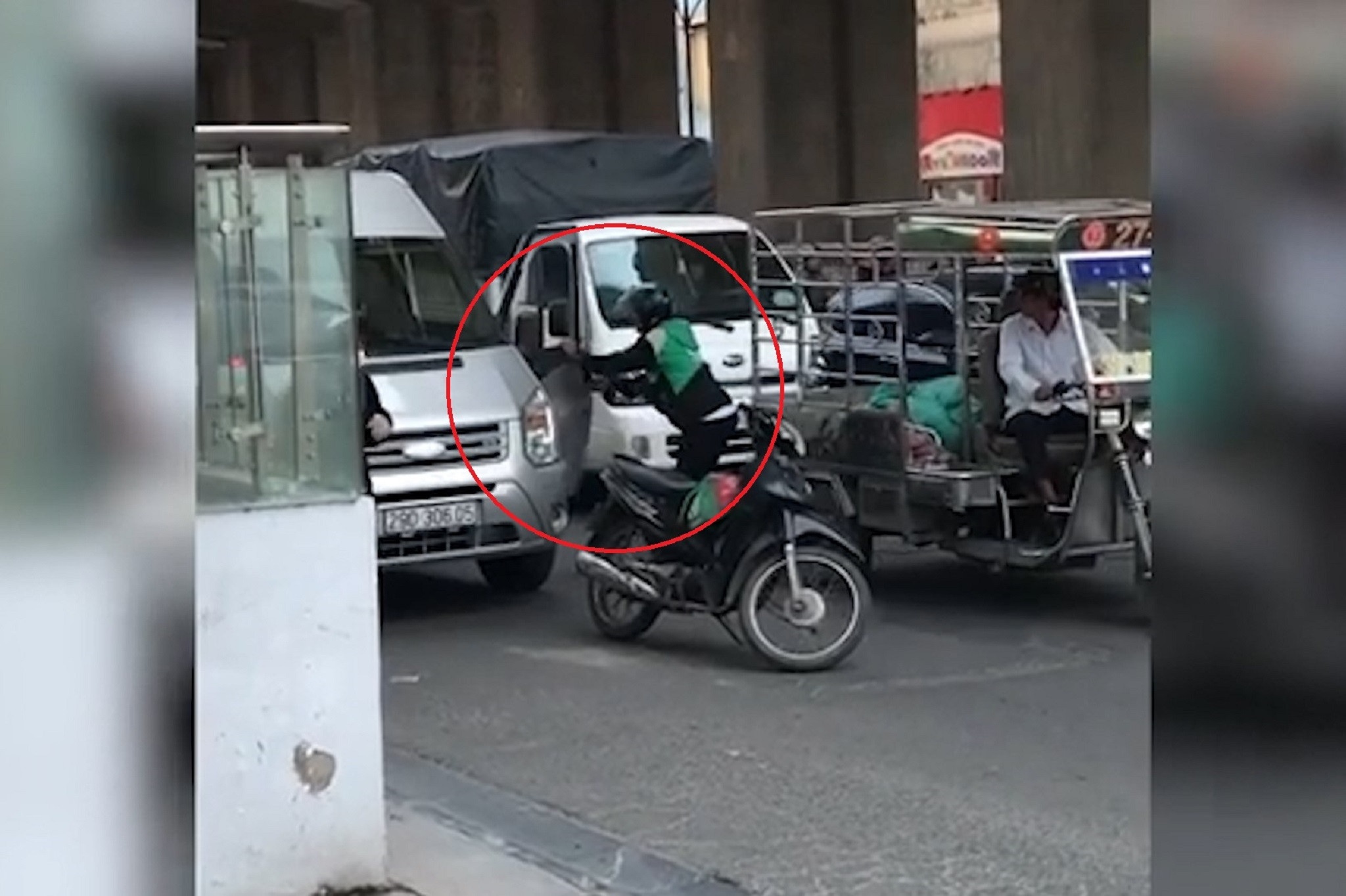 Cu cai tren pho, tai xe oto tong thang vao xe may roi bo chay hinh anh